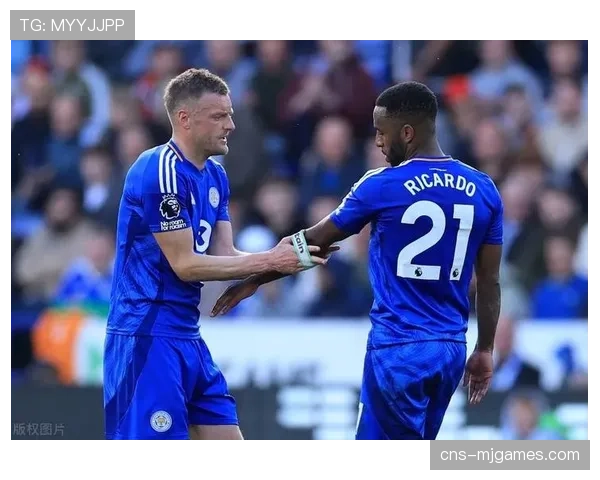 特写：37岁老将瓦尔迪替补绝杀后，与球迷一同挥拳庆祝