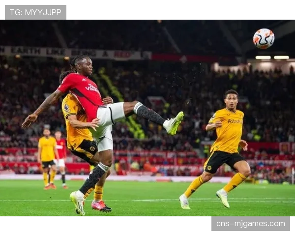 特写：诺丁汉森林球员在死球期间围住主帅，紧急讨论如何应对对手战术变化